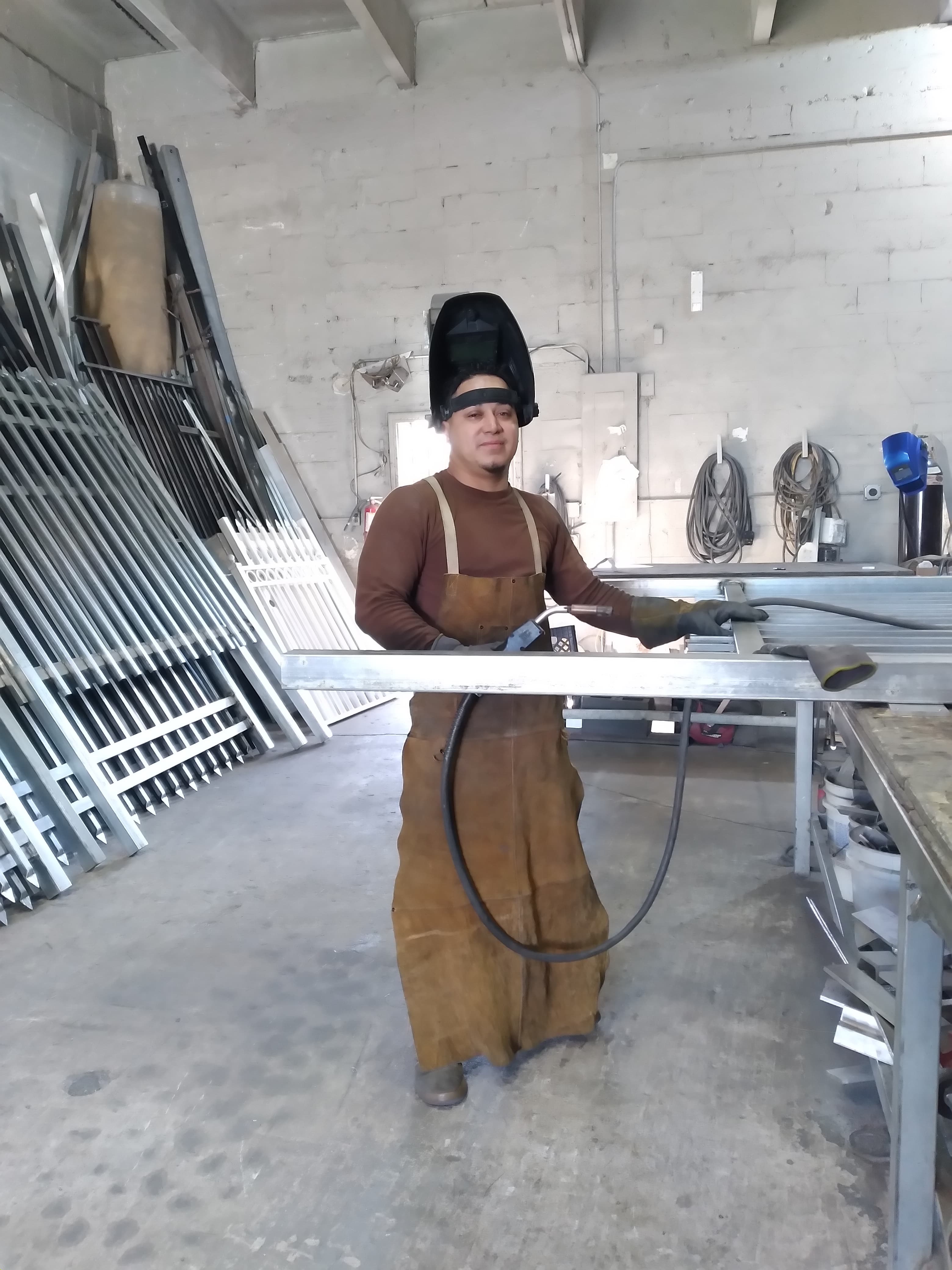Equipo de Premium Welder trabajando con equipo de protección en el taller